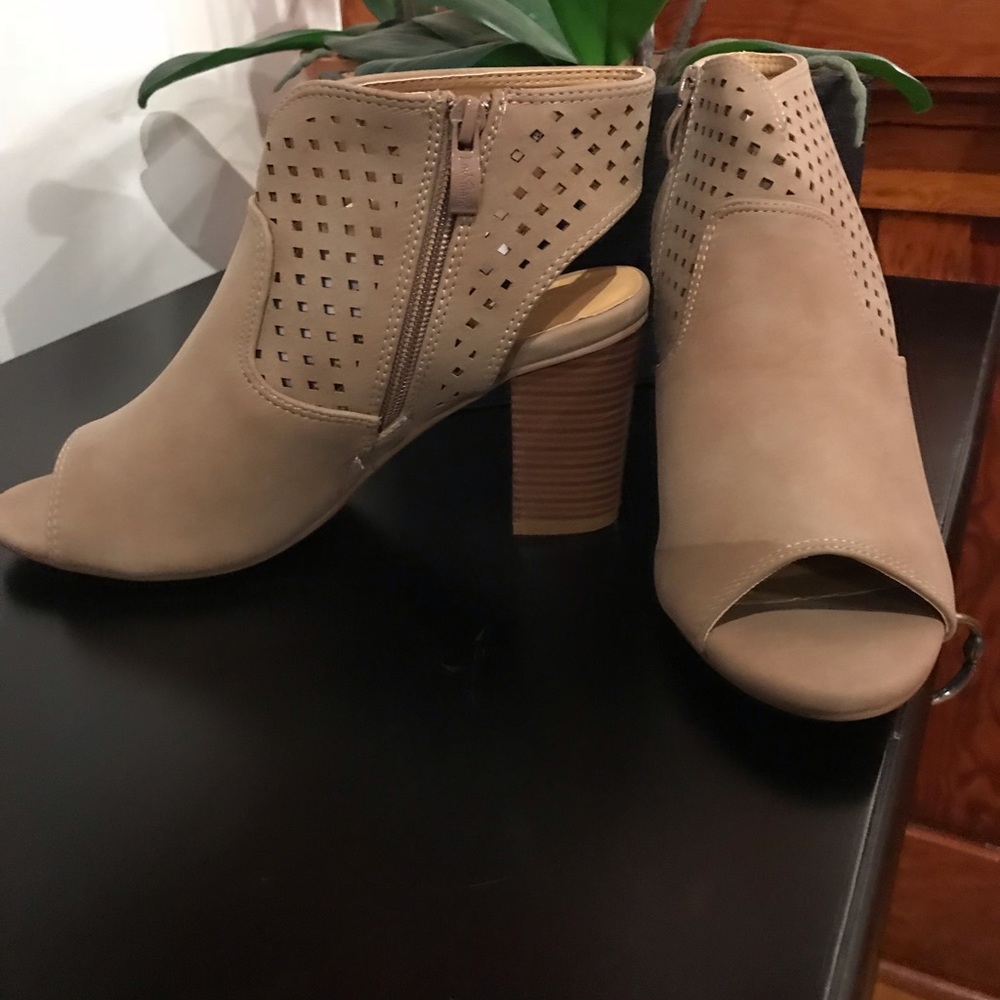 New Tan super comfy Booties 5.5, 7 & 7.5 left - Picture 5 of 8